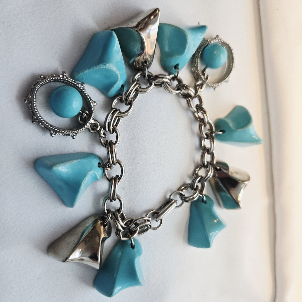 Mid-Century Modern (MCM) Bracelets Turquise Blue Lucite & Silver Tone Accents 7"